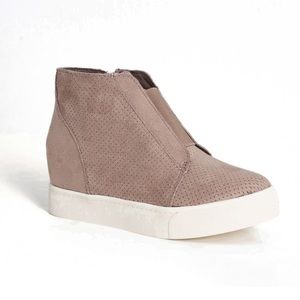 Soda wedge sneakers sz 7.5 neutral tan
